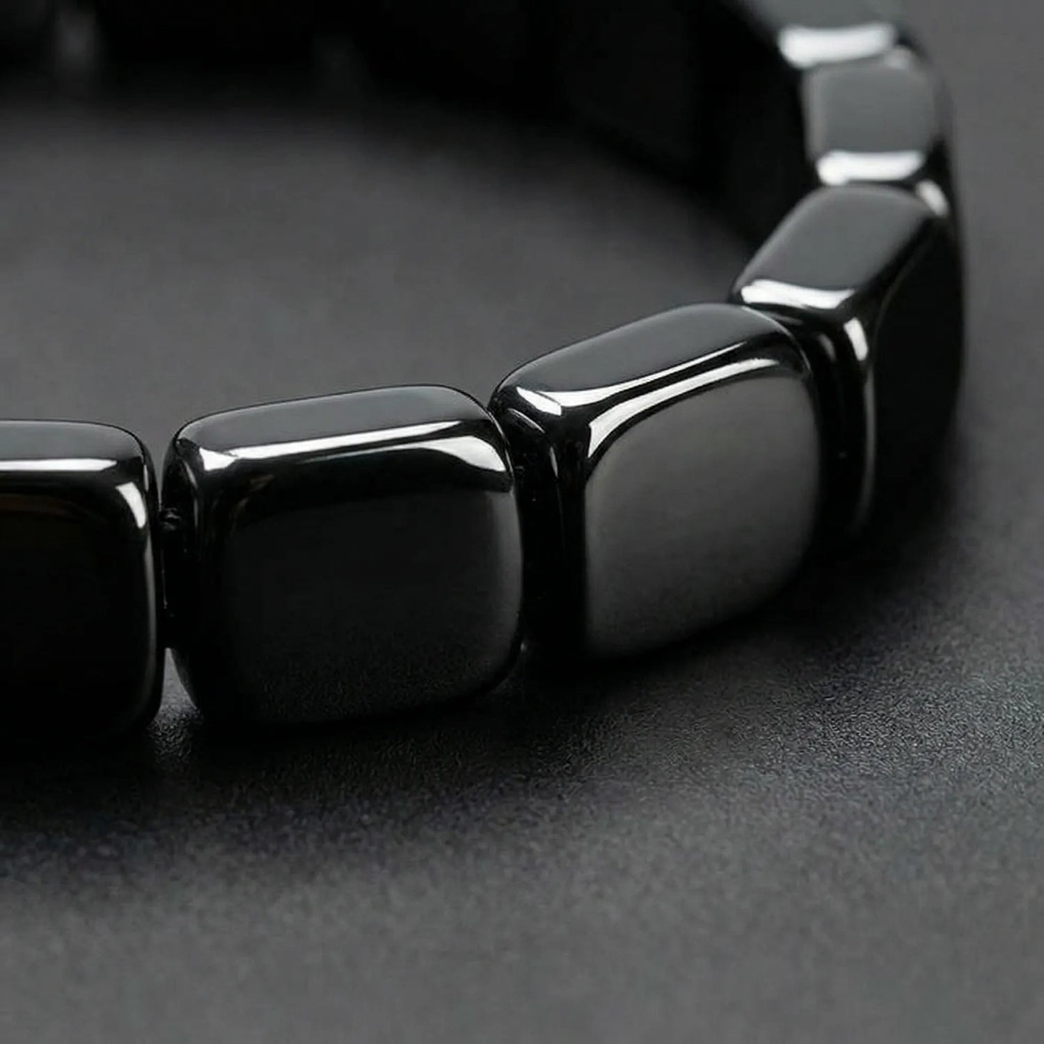 Gros plan bracelet hématite - Qualité premium et élastique renforcé durable