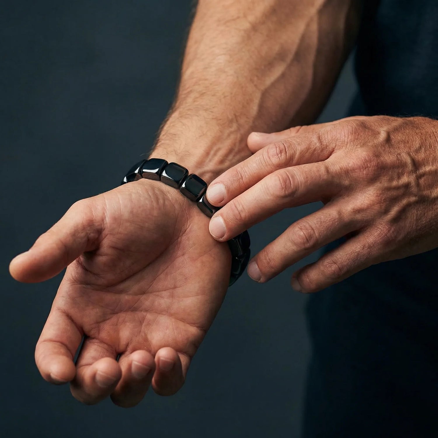 Rituel de contrôle avec bracelet hématite - Geste tactile pour recentrage et focus