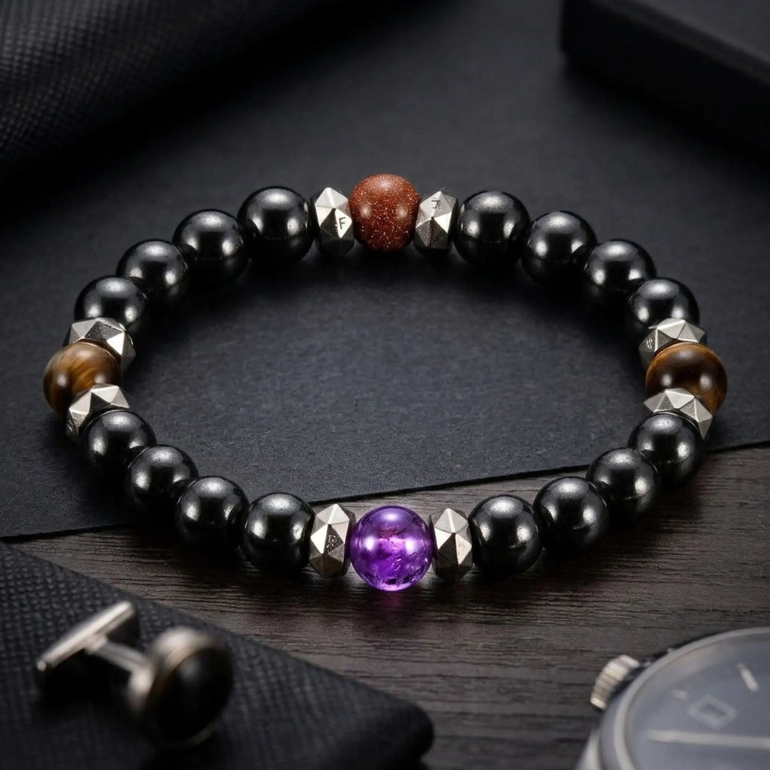 Gros plan du bracelet Lapis avec perles noires et pierre violette élégante
