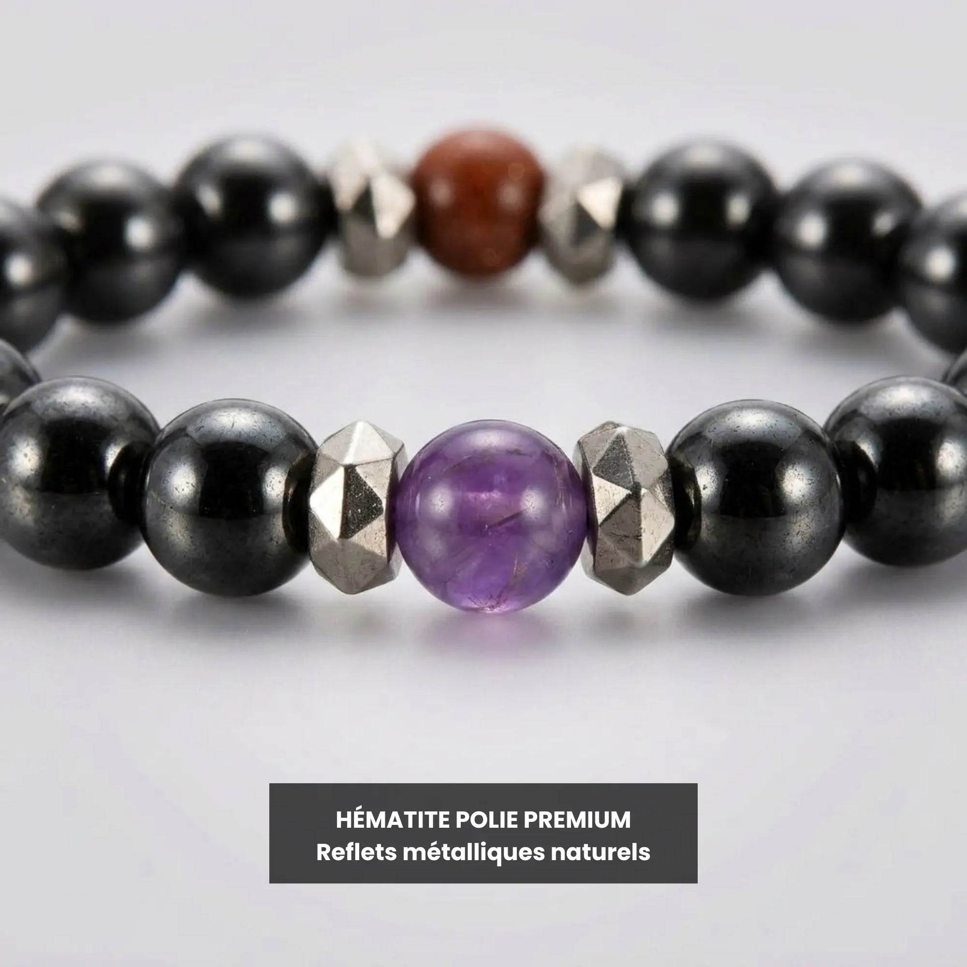 Gros plan sur les perles premium du bracelet Lapis en hématite polie