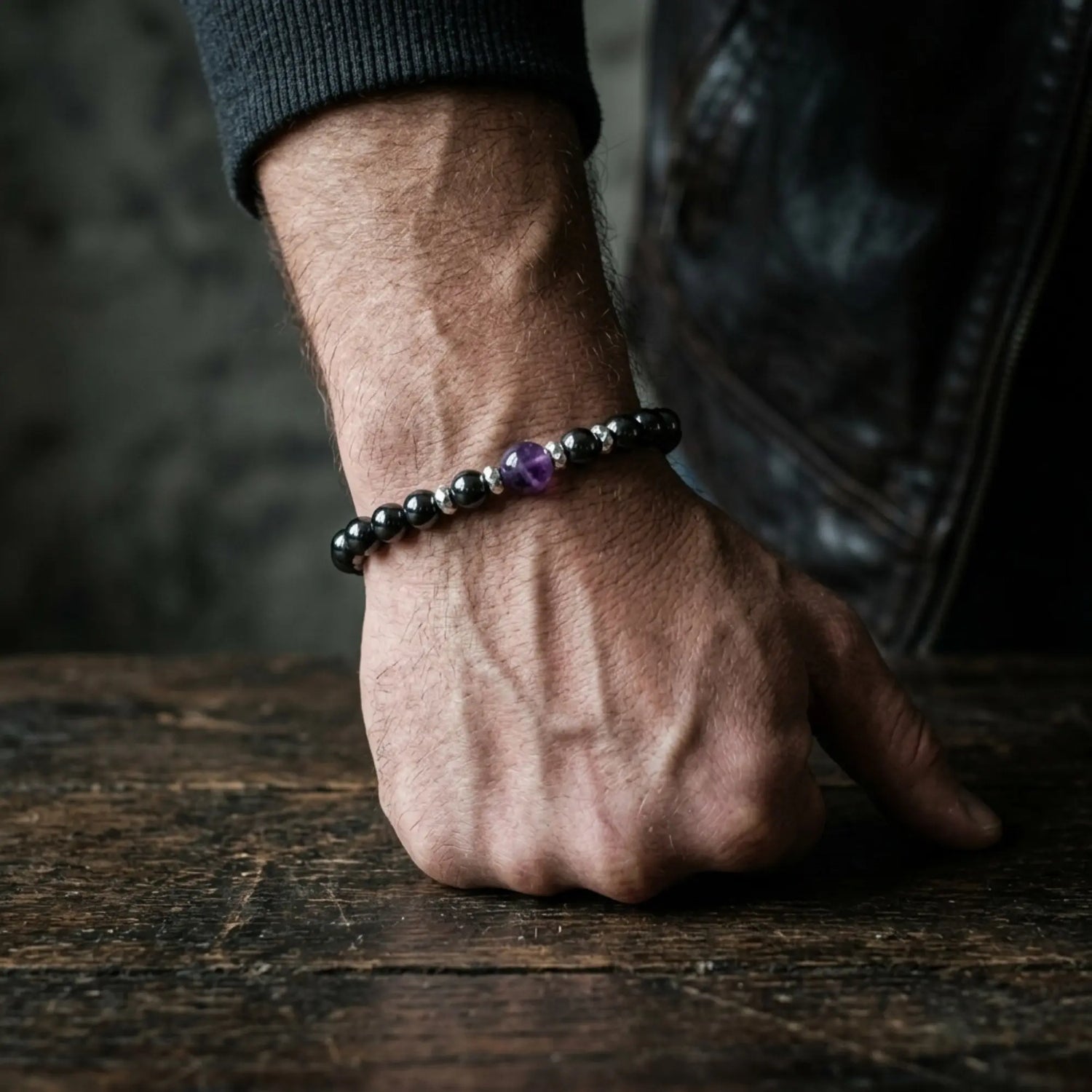 Bracelet Lapis minimaliste porté sur un poignet masculin avec style moderne