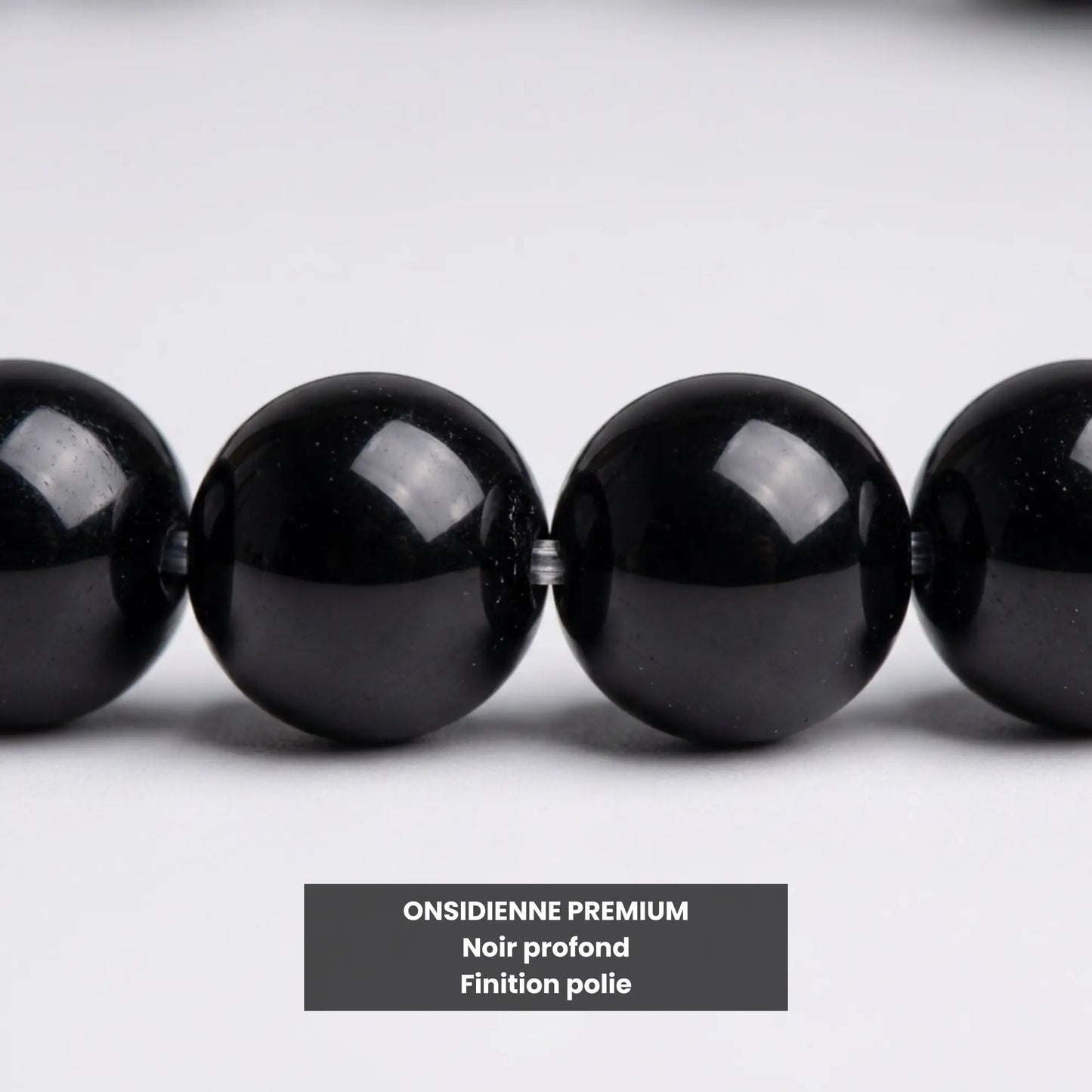 Gros plan sur les perles premium du bracelet Nox en obsidienne noire