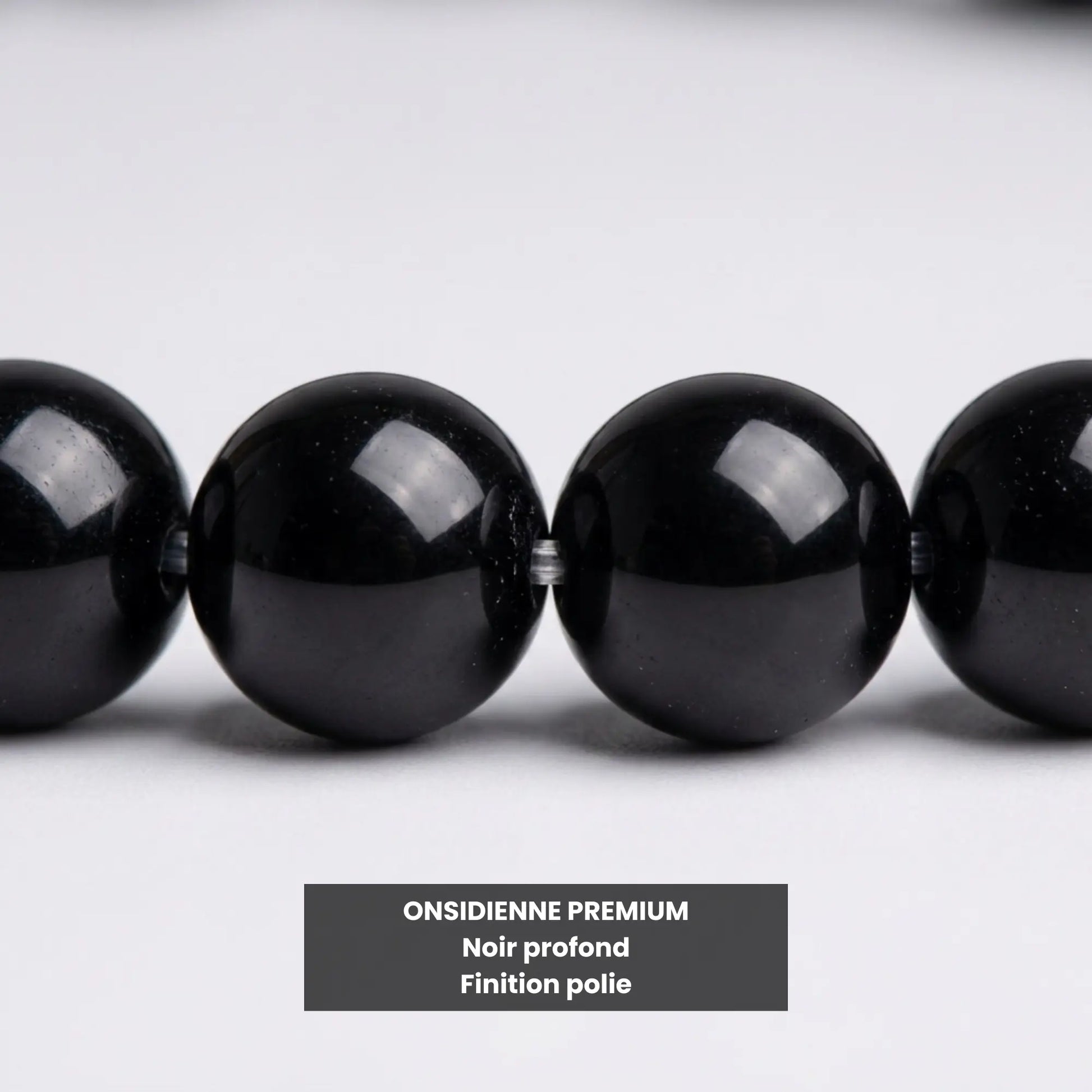 Gros plan sur les perles premium du bracelet Nox en obsidienne noire