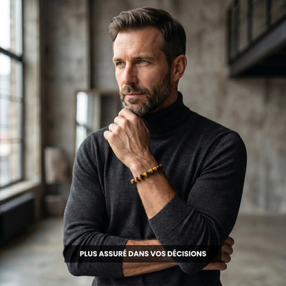 Homme portant le bracelet SOL en œil de tigre symbole de confiance et décision