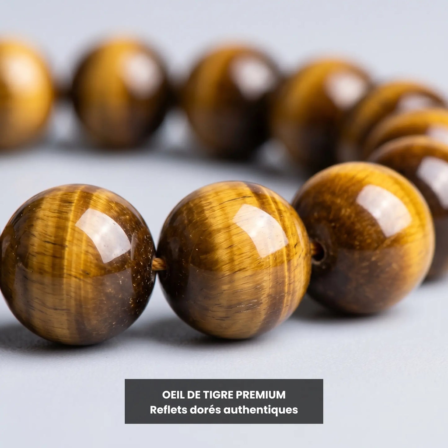Gros plan sur les perles premium du bracelet SOL en œil de tigre naturel