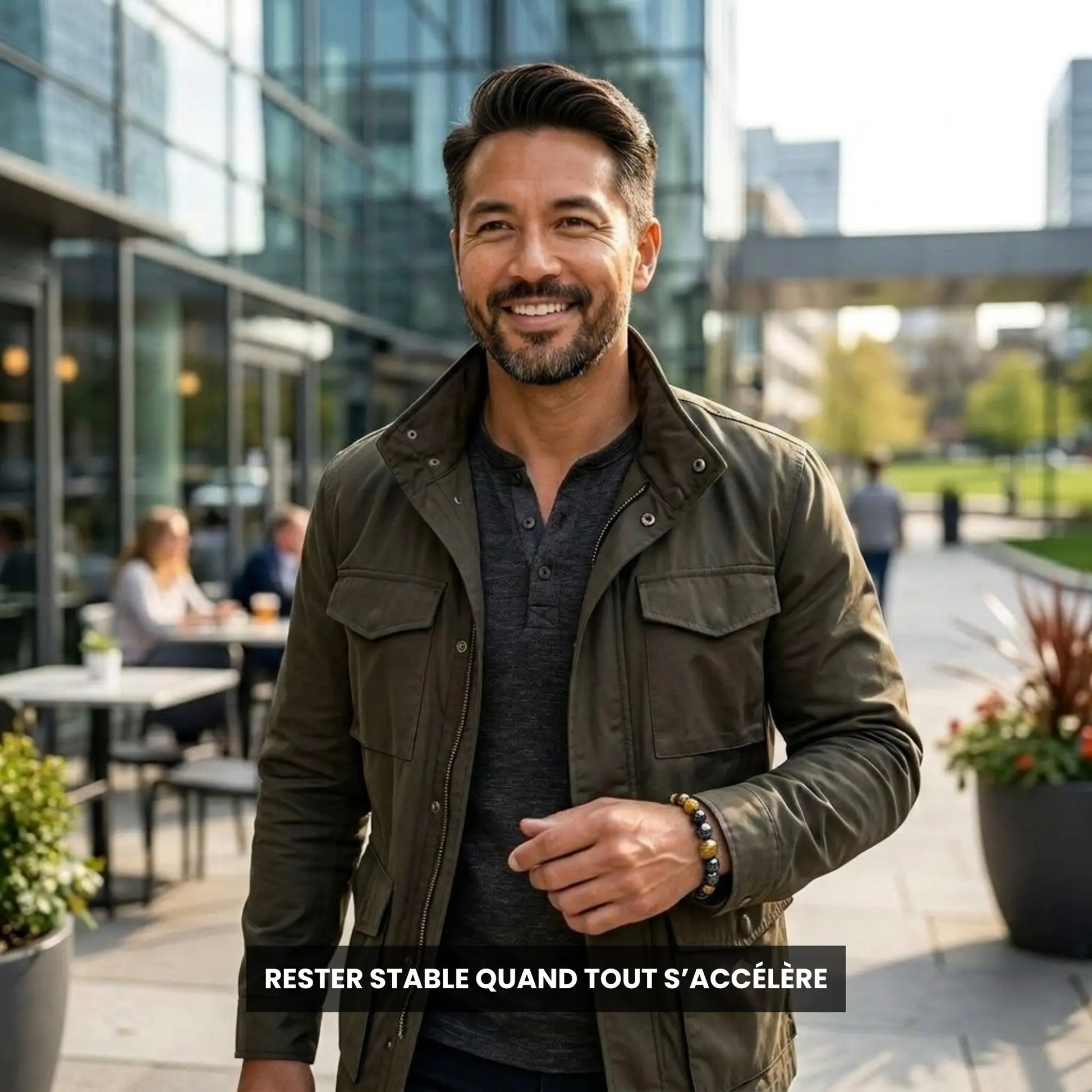 Homme portant le bracelet Trinity pour rester stable et calme au quotidien