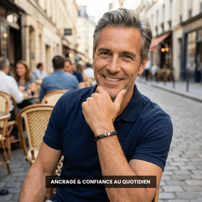 Homme élégant portant bracelet hématite Kynstone en ville - style masculin discret - ancrage et confiance au quotidien