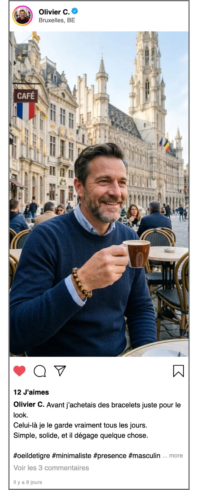 Témoignage client Olivier C portant le bracelet Sol en oeil de tigre dans un café à Bruxelles avec un style sobre et affirmé